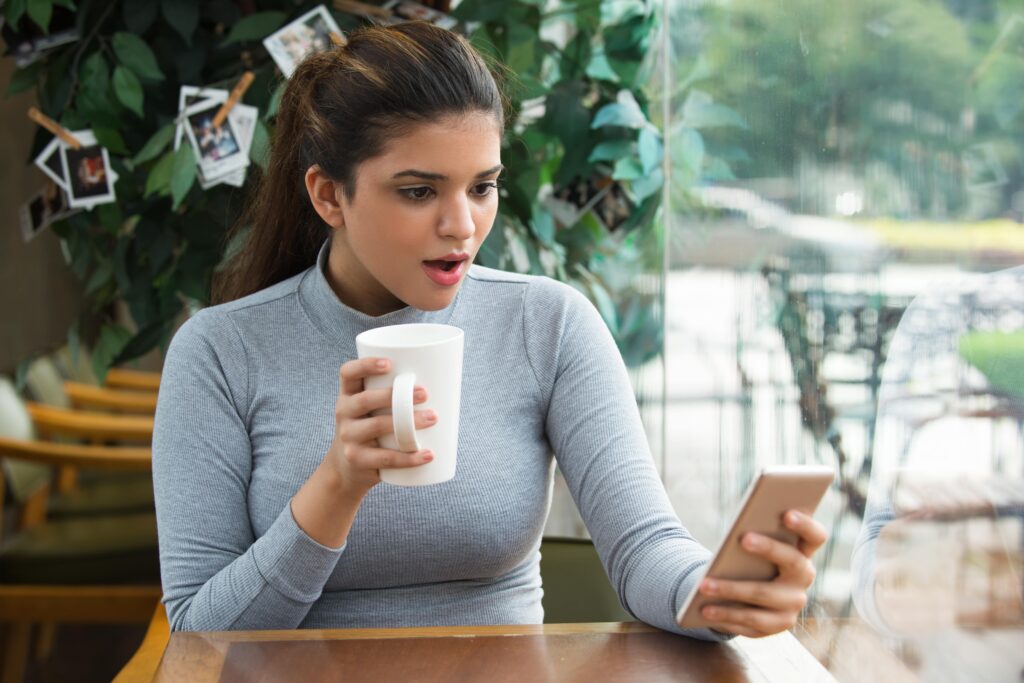 Chica sorprendida tomando café y aprendiendo de la jerga social